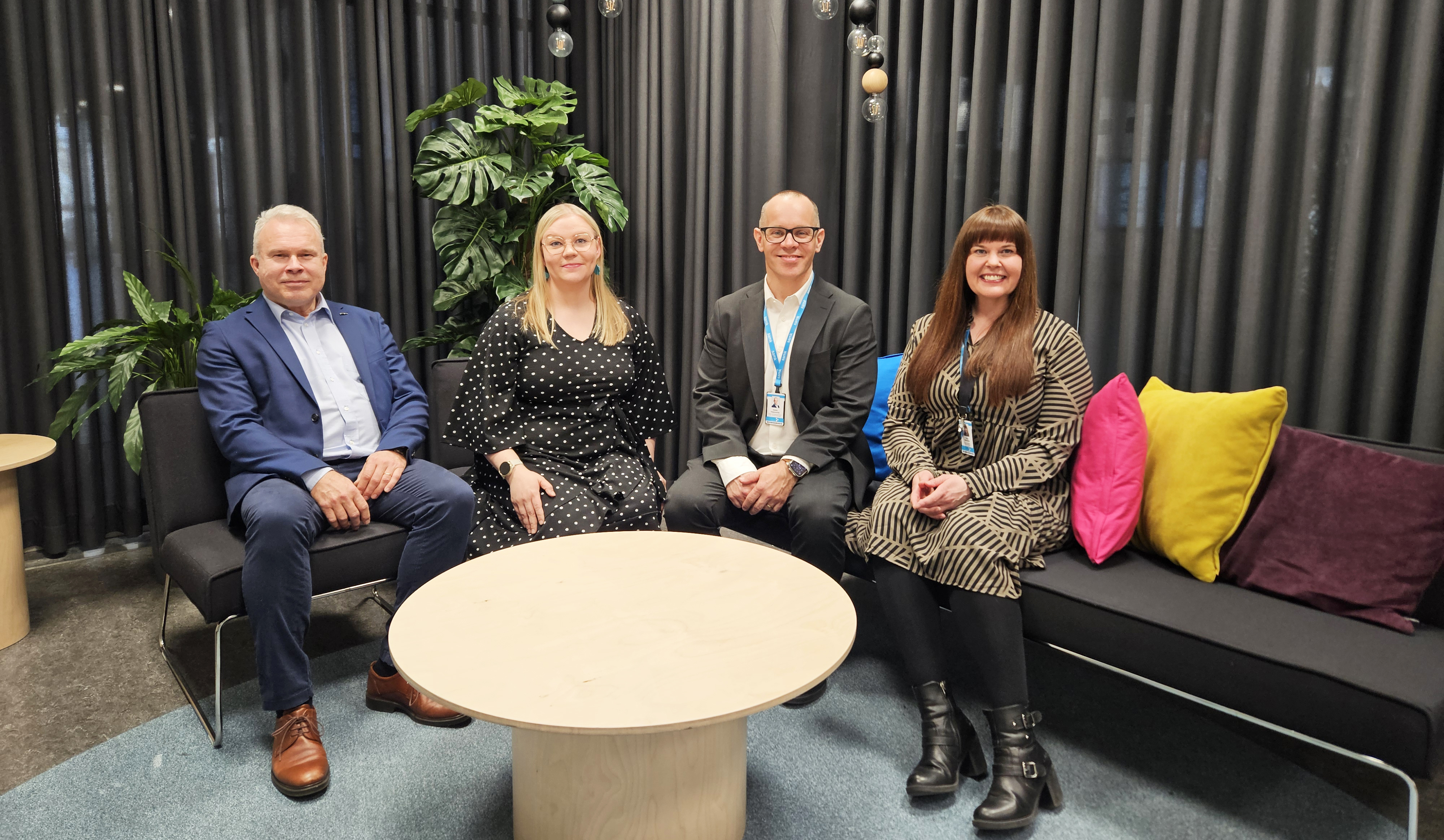 Allekirjoitustilaisuuteen osallistuivat Boliden Harjavallan toimitusjohtaja Antti Kontiainen (vas.), Talent Acquisition Partner Noora Jönkkäri sekä SAMKista osaamisaluejohtaja Heikki Haaparanta ja kumppanuuspäällikkö Tanja Vaitiniemi.